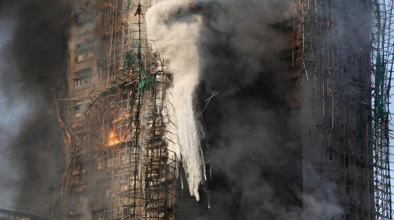 Kebakaran besar menghanguskan sejumlah blok apartemen di kompleks permukiman di Hong Kong pada Rabu (26/11/20215) waktu setempat. (REUTERS/Tyrone Siu)