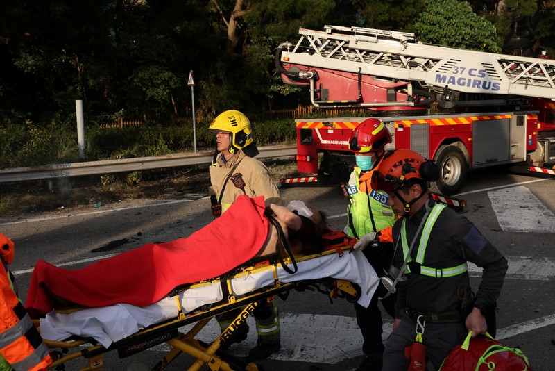 Kebakaran besar menghanguskan sejumlah blok apartemen di kompleks permukiman di Hong Kong pada Rabu (26/11/20215) waktu setempat. (REUTERS/Tyrone Siu)