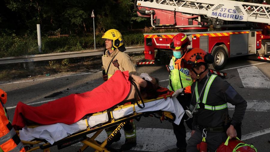 Kebakaran besar menghanguskan sejumlah blok apartemen di kompleks permukiman di Hong Kong pada Rabu (26/11/20215) waktu setempat. (REUTERS/Tyrone Siu)