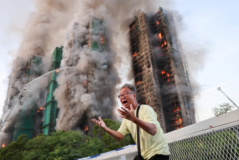 Kebakaran besar menghanguskan sejumlah blok apartemen di kompleks permukiman di Hong Kong pada Rabu (26/11/20215) waktu setempat. (REUTERS/Tyrone Siu)
