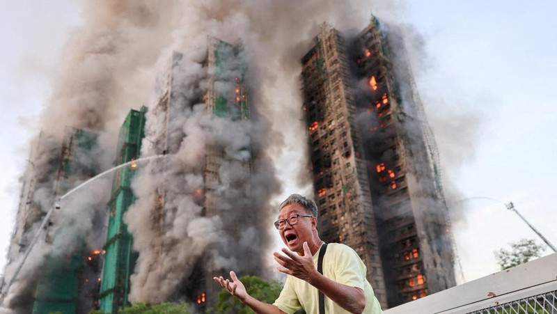 Kebakaran besar menghanguskan sejumlah blok apartemen di kompleks permukiman di Hong Kong pada Rabu (26/11/20215) waktu setempat. (REUTERS/Tyrone Siu)