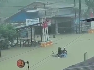 Banjir di Kabupaten Langkat, Akses Jalan Perbatasan Sumut-Aceh Terputus