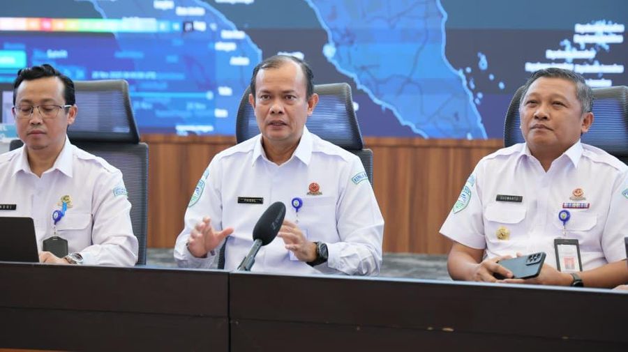 (kiri-kanan) Direktur Meteorologi Publik BMKG Andri Ramdhani, Kepala BMKG Teuku Faisal Fathani, Deputi bidang Meteorologi BMKG  Guswanto dalam Konferensi Pers Perkembangan Terkini Bibit Siklon 95B dan  update Cuaca di Wilayah Indonesia di Jakarta, Rabu (26/11/2025). (Dok. BMKG)