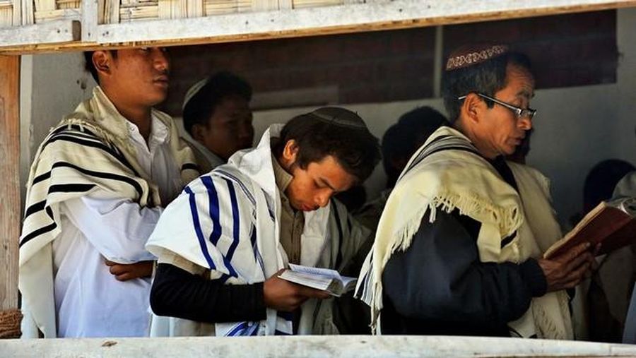 Komunitas Yahudi India Bnei Menashe yang mau diboyong ke Israel. (AFP/MANJUNATH KIRAN)
