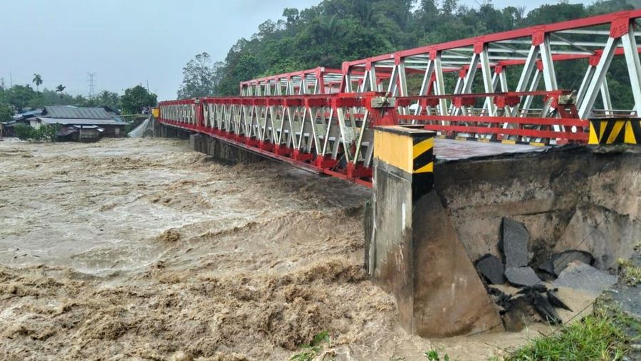 Kondisi jembatan yang terputus akibat banjir di Kabupaten Tapanuli Utara, Sumatra Utara, Selasa (25/11/2025). (Dok. BPBD Kabupaten Tapanuli Utara)