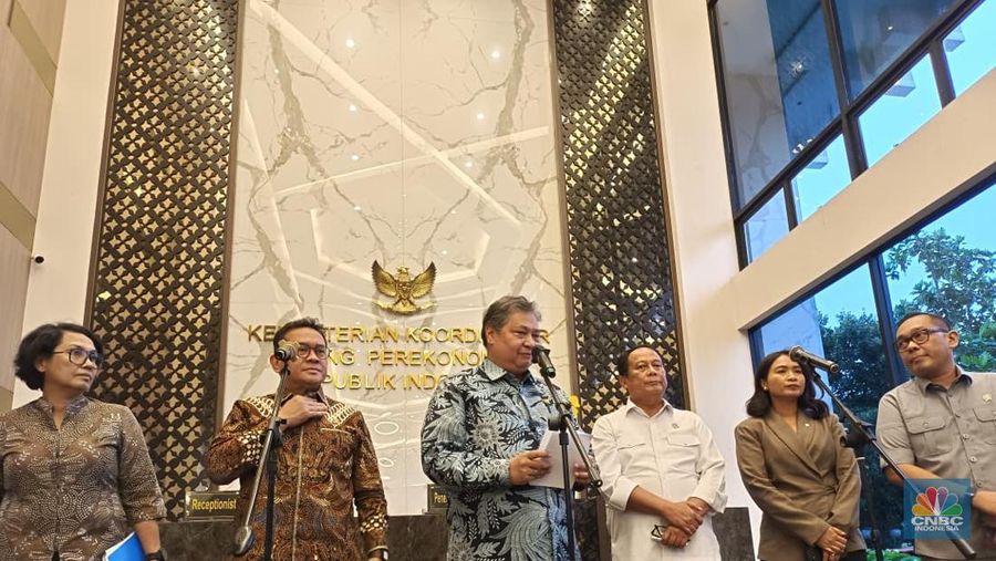 Konferensi Pers Kebijakan Pendorong Pertumbuhan Ekonomi TW IV dan Kesiapan Nataru 2025. Lobby Kemenko Perekonomian. (CNBC Indonesia/Martya Rizky)