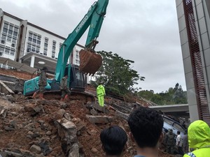 Longsor di Kampus III UIN Imam Bonjol Padang, 4 Mobil-3 Motor Rusak