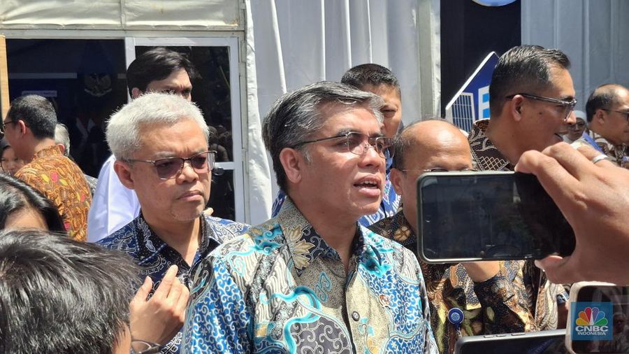 Menteri Ketenagakerjaan (Menaker) Yassierli saat ditemui wartawam di kantor Kementerian Ketenagakerjaan (Kemnaker), Rabu (26/11/2025). (CNBC Indonesia/Chandra Dwi Pranata)