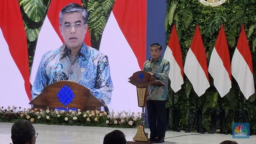 Menteri Ketenagakerjaan (Menaker) Yassierli saat menyampaikan paparannya pada pembukaan Program Magang Nasional Batch II, Rabu (26/11/2025). (CNBC Indonesia/Chandra Dwi Pranata)