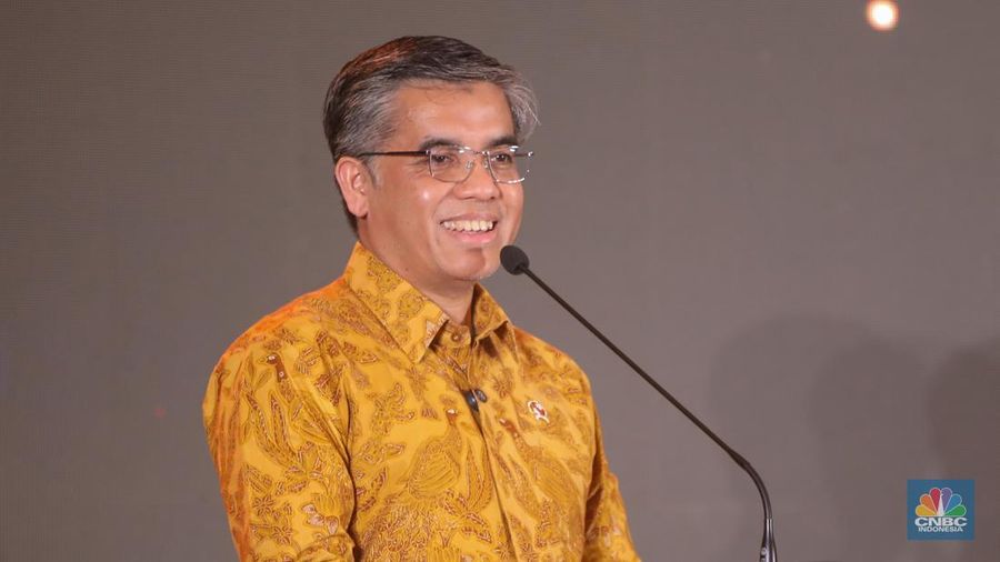 Menteri Ketenagakerjaan, Yassierli menyampaikan laporan dalam acara Naker Award 2025 di Jakarta, Rabu (26/11/2025). (CNBC Indonesia/Faisal Rahman)