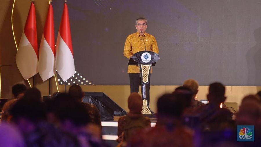 Menteri Ketenagakerjaan, Yassierli menyampaikan laporan dalam acara Naker Award 2025 di Jakarta, Rabu (26/11/2025). (CNBC Indonesia/Faisal Rahman)