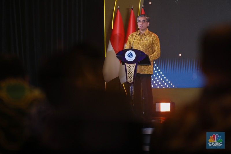 Menteri Ketenagakerjaan, Yassierli menyampaikan laporan dalam acara Naker Award 2025 di Jakarta, Rabu (26/11/2025). (CNBC Indonesia/Faisal Rahman)