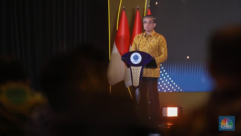 Menteri Ketenagakerjaan, Yassierli menyampaikan laporan dalam acara Naker Award 2025 di Jakarta, Rabu (26/11/2025). (CNBC Indonesia/Faisal Rahman)