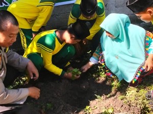 Tumbuhkan Kesadaran Gen-Z, Polisi Ajak Pelajar di Kuansing Tanam Pohon