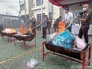 Kejari Tulungagung Musnahkan 80 Ribu Butir Dextrometorfan dan BB Lainnya