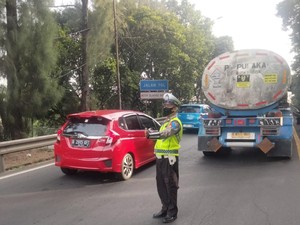 Truk Tangki Gangguan di Tol Dalam Kota Arah Cikampek, Lalin Macet