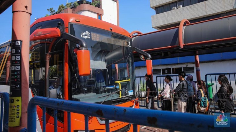 Penumpang antre untuk menaiki bus TransJakarta di Terminal Blok M, Jakarta, Rabu (26/11/2025). (CNBC Indonesia/Faisal Rahman)