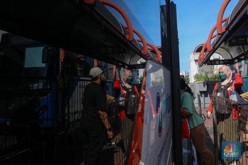 Penumpang antre untuk menaiki bus TransJakarta di Terminal Blok M, Jakarta, Rabu (26/11/2025). (CNBC Indonesia/Faisal Rahman)