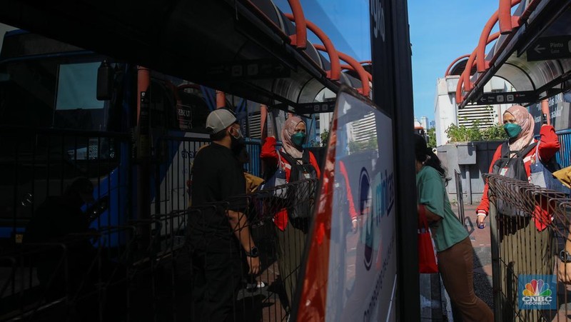 Penumpang antre untuk menaiki bus TransJakarta di Terminal Blok M, Jakarta, Rabu (26/11/2025). (CNBC Indonesia/Faisal Rahman)