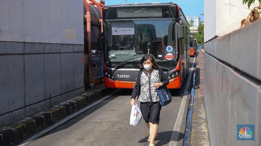 Penumpang antre untuk menaiki bus TransJakarta di Terminal Blok M, Jakarta, Rabu (26/11/2025). (CNBC Indonesia/Faisal Rahman)