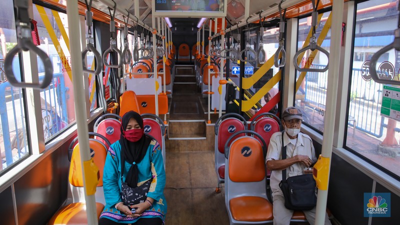 Penumpang antre untuk menaiki bus TransJakarta di Terminal Blok M, Jakarta, Rabu (26/11/2025). (CNBC Indonesia/Faisal Rahman)
