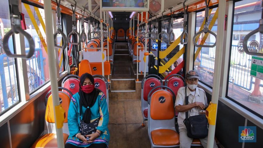 Penumpang antre untuk menaiki bus TransJakarta di Terminal Blok M, Jakarta, Rabu (26/11/2025). (CNBC Indonesia/Faisal Rahman)