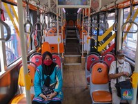 Penumpang antre untuk menaiki bus TransJakarta di Terminal Blok M, Jakarta, Rabu (26/11/2025).(CNBC Indonesia/Faisal Rahman)