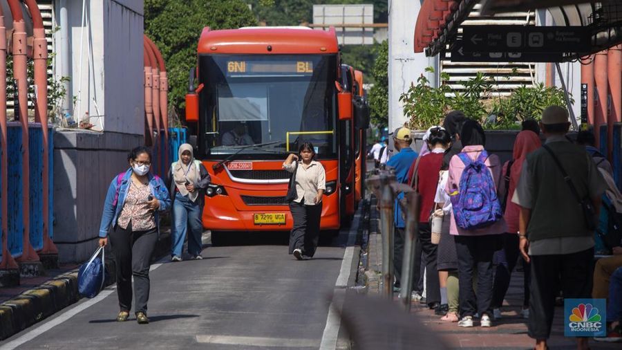 Penumpang antre untuk menaiki bus TransJakarta di Terminal Blok M, Jakarta, Rabu (26/11/2025). (CNBC Indonesia/Faisal Rahman)