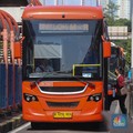 Penumpang antre untuk menaiki bus TransJakarta di Terminal Blok M, Jakarta, Rabu (26/11/2025). (CNBC Indonesia/Faisal Rahman)