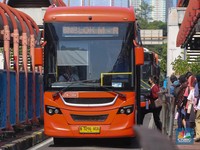 Penumpang antre untuk menaiki bus TransJakarta di Terminal Blok M, Jakarta, Rabu (26/11/2025). (CNBC Indonesia/Faisal Rahman)