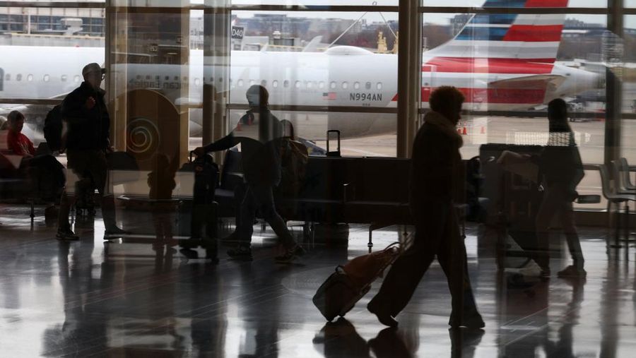 Penumpang berjalan melewati terminal pada hari perjalanan tersibuk di libur Thanksgiving, di Bandara Nasional Ronald Reagan Washington di Arlington, Virginia, AS, 25 November 2025. (REUTERS/Kevin Lamarque)