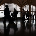 Penumpang berjalan melewati terminal pada hari perjalanan tersibuk di libur Thanksgiving, di Bandara Nasional Ronald Reagan Washington di Arlington, Virginia, AS, 25 November 2025. (REUTERS/Kevin Lamarque)