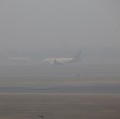 Pesawat bersiap lepas landas di landasan pacu pada pagi yang berkabut di tengah polusi udara yang terus berlanjut, di New Delhi, India, 25 November 2025. (REUTERS/Anushree Fadnavis)