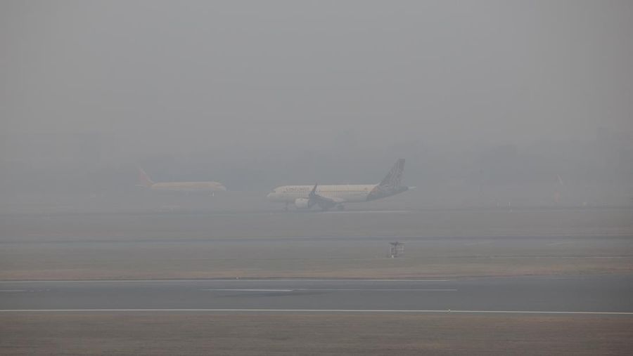 Pesawat bersiap lepas landas di landasan pacu pada pagi yang berkabut di tengah polusi udara yang terus berlanjut, di New Delhi, India, 25 November 2025. (REUTERS/Anushree Fadnavis)