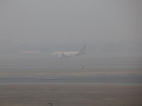 Pesawat bersiap lepas landas di landasan pacu pada pagi yang berkabut di tengah polusi udara yang terus berlanjut, di New Delhi, India, 25 November 2025. (REUTERS/Anushree Fadnavis)