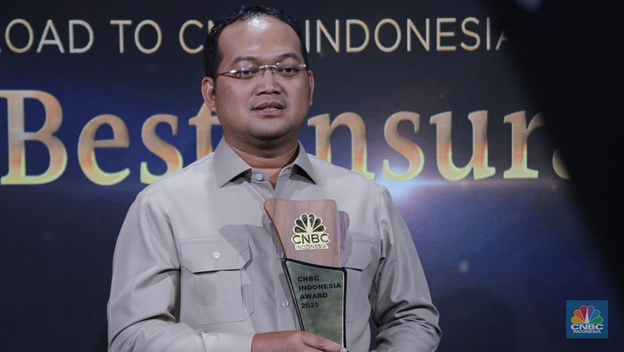 Presiden direktur PT Tugu Reasuransi Indonesia (Tugure), Teguh Budiman menerima penghargaan Best State-Owned Reinsurer in Financial Resilience dalam Road to CNBC Indonesia Awards 2025 kategori Best Insurance di Jakarta, Rabu (26/11/2025). (CNBC Indonesia/Tri Susilo)