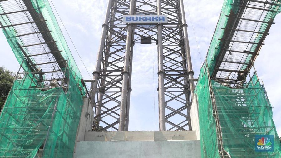 Progres pembangunan Jembatan Kaca Sukamahi yang dibangun di atas Bendungan Sukamahi, Gadog, Megamendung, Kabupaten Bogor, Jawa Barat, Rabu, (26/11/2025). (CNBC Indonesia/Muhammad Sabki)