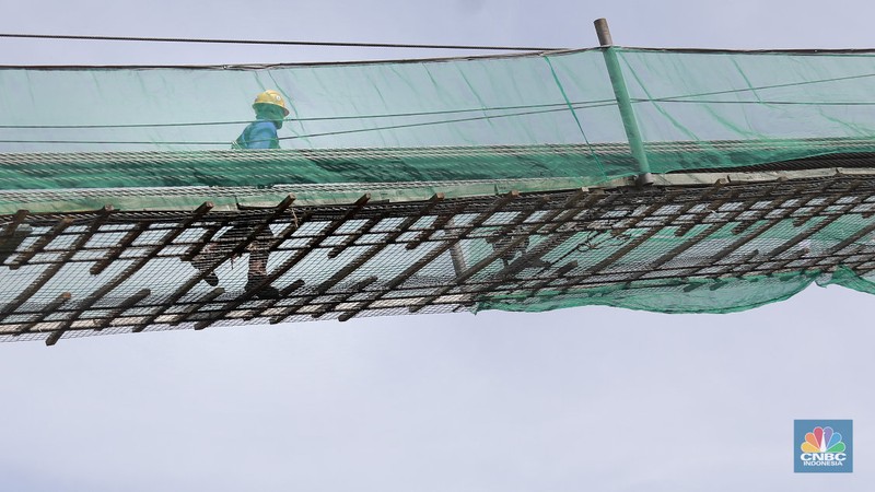 Progres pembangunan Jembatan Kaca Sukamahi yang dibangun di atas Bendungan Sukamahi, Gadog, Megamendung, Kabupaten Bogor, Jawa Barat, Rabu, (26/11/2025). (CNBC Indonesia/Muhammad Sabki)