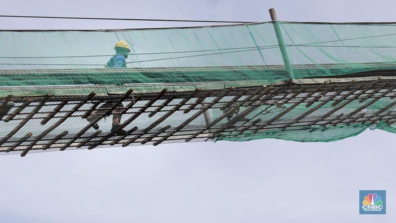 Progres pembangunan Jembatan Kaca Sukamahi yang dibangun di atas Bendungan Sukamahi, Gadog, Megamendung, Kabupaten Bogor, Jawa Barat, Rabu, (26/11/2025). (CNBC Indonesia/Muhammad Sabki)