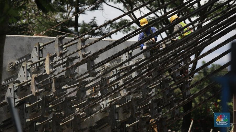 Progres pembangunan Jembatan Kaca Sukamahi yang dibangun di atas Bendungan Sukamahi, Gadog, Megamendung, Kabupaten Bogor, Jawa Barat, Rabu, (26/11/2025). (CNBC Indonesia/Muhammad Sabki)