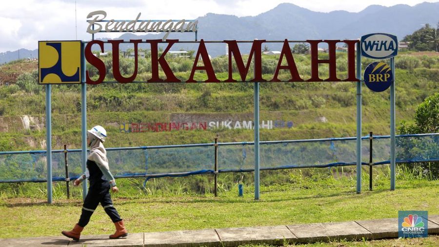 Progres pembangunan Jembatan Kaca Sukamahi yang dibangun di atas Bendungan Sukamahi, Gadog, Megamendung, Kabupaten Bogor, Jawa Barat, Rabu, (26/11/2025). (CNBC Indonesia/Muhammad Sabki)