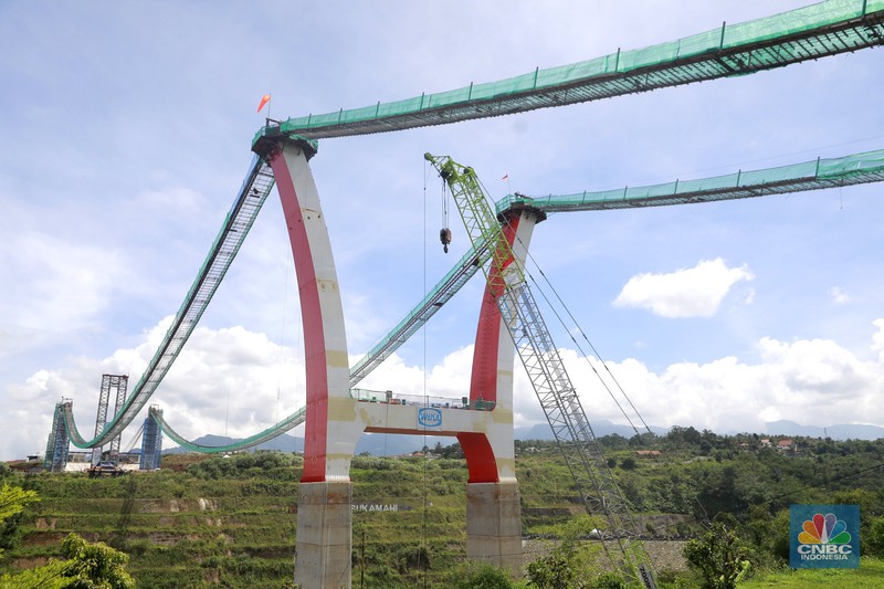 Progres pembangunan Jembatan Kaca Sukamahi yang dibangun di atas Bendungan Sukamahi, Gadog, Megamendung, Kabupaten Bogor, Jawa Barat, Rabu, (26/11/2025). (CNBC Indonesia/Muhammad Sabki)