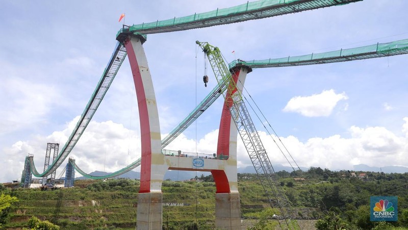 Progres pembangunan Jembatan Kaca Sukamahi yang dibangun di atas Bendungan Sukamahi, Gadog, Megamendung, Kabupaten Bogor, Jawa Barat, Rabu, (26/11/2025). (CNBC Indonesia/Muhammad Sabki)