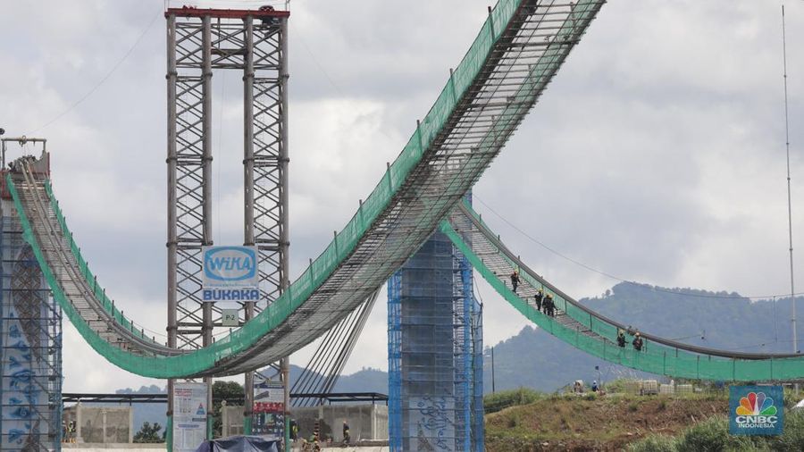 Progres pembangunan Jembatan Kaca Sukamahi yang dibangun di atas Bendungan Sukamahi, Gadog, Megamendung, Kabupaten Bogor, Jawa Barat, Rabu, (26/11/2025). (CNBC Indonesia/Muhammad Sabki)