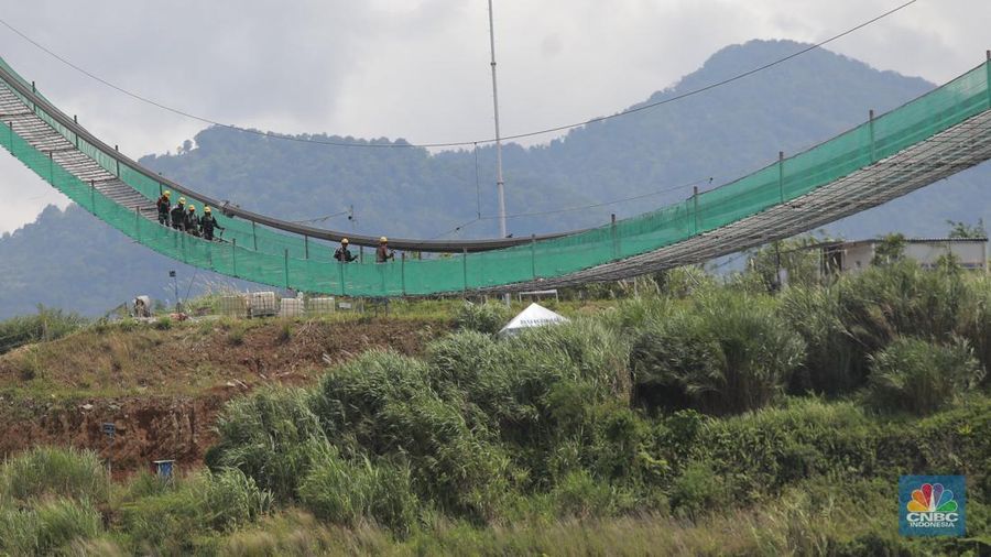Progres pembangunan Jembatan Kaca Sukamahi yang dibangun di atas Bendungan Sukamahi, Gadog, Megamendung, Kabupaten Bogor, Jawa Barat, Rabu, (26/11/2025). (CNBC Indonesia/Muhammad Sabki)