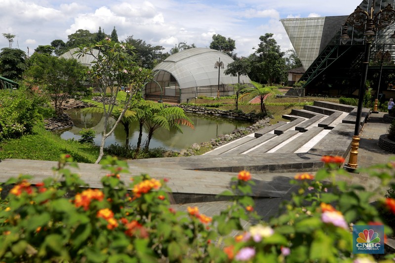 Progres pembangunan Jembatan Kaca Sukamahi yang dibangun di atas Bendungan Sukamahi, Gadog, Megamendung, Kabupaten Bogor, Jawa Barat, Rabu, (26/11/2025). (CNBC Indonesia/Muhammad Sabki)