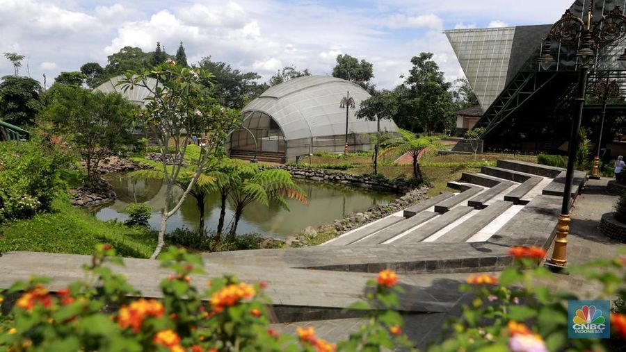 Progres pembangunan Jembatan Kaca Sukamahi yang dibangun di atas Bendungan Sukamahi, Gadog, Megamendung, Kabupaten Bogor, Jawa Barat, Rabu, (26/11/2025). (CNBC Indonesia/Muhammad Sabki)
