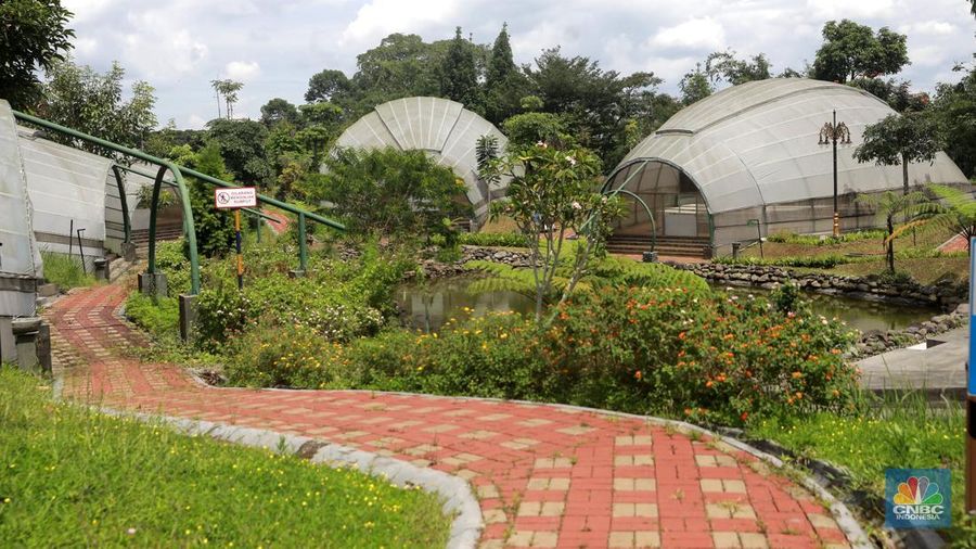 Progres pembangunan Jembatan Kaca Sukamahi yang dibangun di atas Bendungan Sukamahi, Gadog, Megamendung, Kabupaten Bogor, Jawa Barat, Rabu, (26/11/2025). (CNBC Indonesia/Muhammad Sabki)