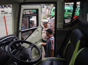Polres Pelabuhan Tanjung Perak Gelar Ramp Check Bus dan Tes Urine Sopir