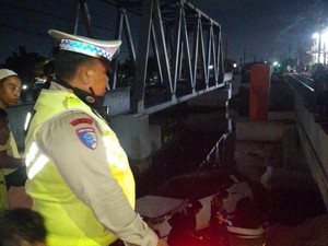 Mobil Tertabrak Kereta Api hingga Terjun ke Kali di Jakbar